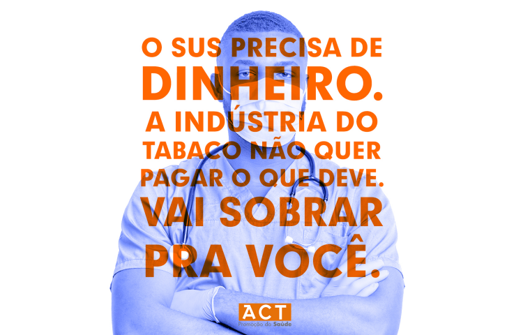 A man with a facemask is with his arms crossed. A text in Portuguese reads: The health system needs money. Big Tobacco doesn't want to pay what they own. It will be left for you.